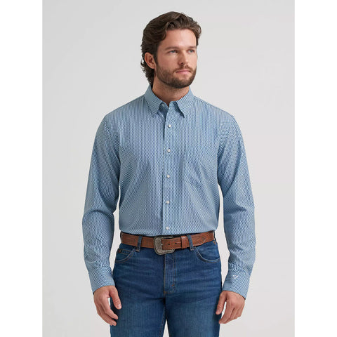 Model wearing the Wrangler Men’s Cody Johnson performance button down Western shirt, front view.