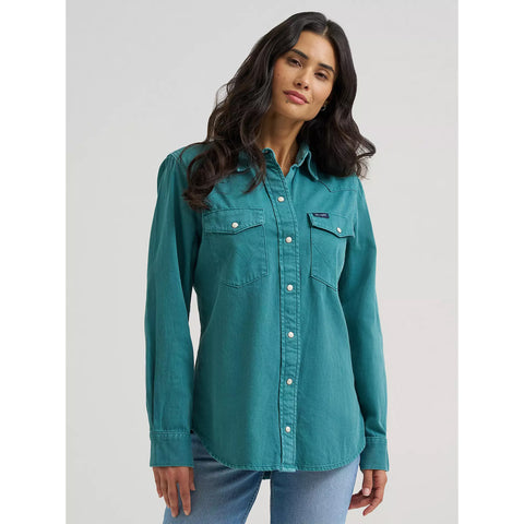 Model wearing the Wrangler Women’s Retro turquoise long sleeve Western shirt, front view showing the snap placket, bold turquoise color, and flattering fit.