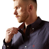 Close-up of contrast collar