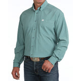 Male model wearing the Cinch Men’s Blue Printed ArenaFlex Shirt.