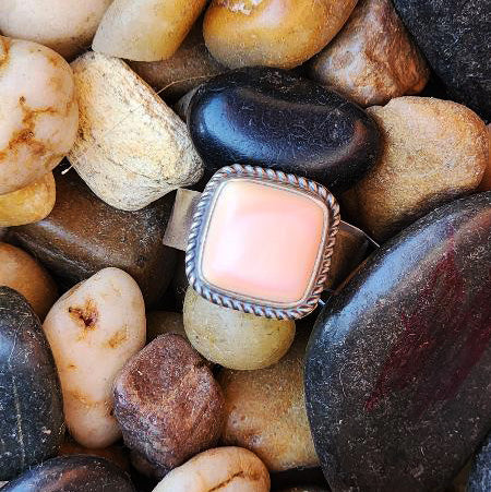" Martina" Pink Conch Ring